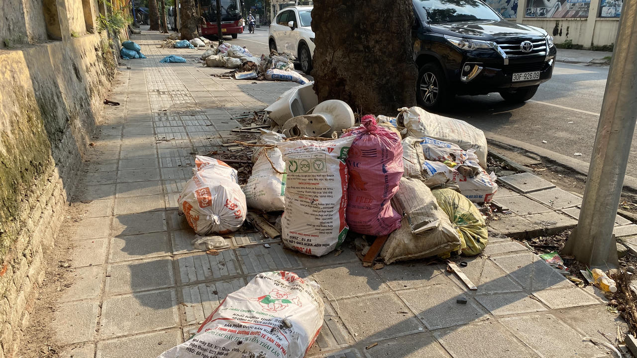 Ngổn ngang rác thải một số cổng viện, vườn hoa Hà Nội