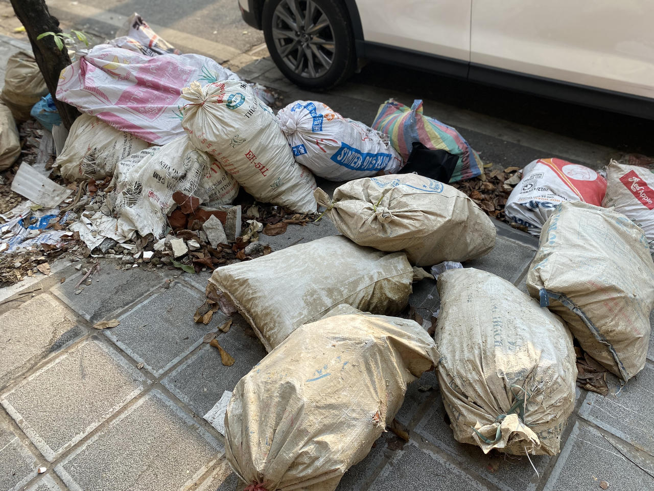 Ngổn ngang rác thải một số cổng viện, vườn hoa Hà Nội