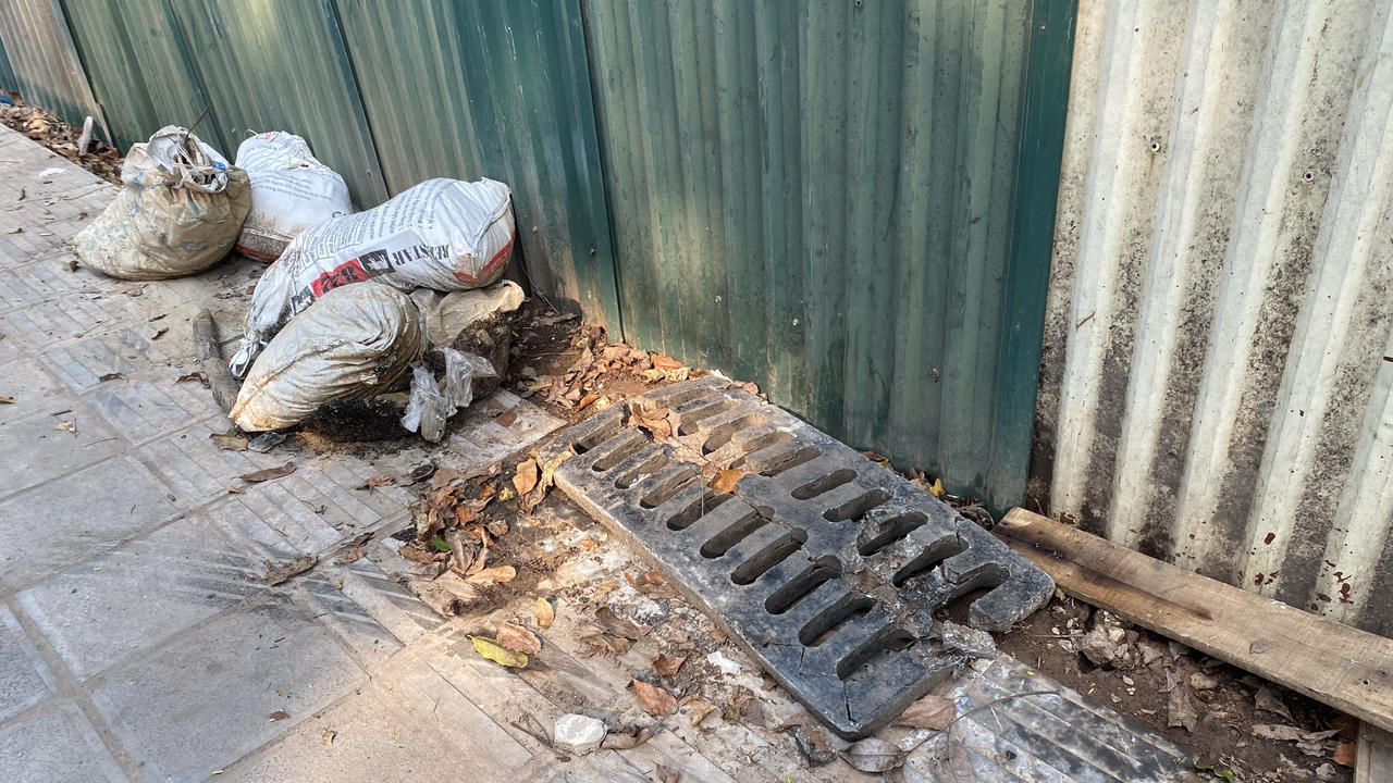 Ngổn ngang rác thải một số cổng viện, vườn hoa Hà Nội