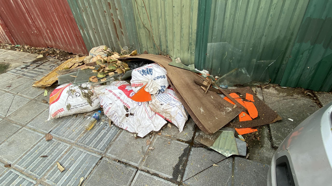 Ngổn ngang rác thải một số cổng viện, vườn hoa Hà Nội