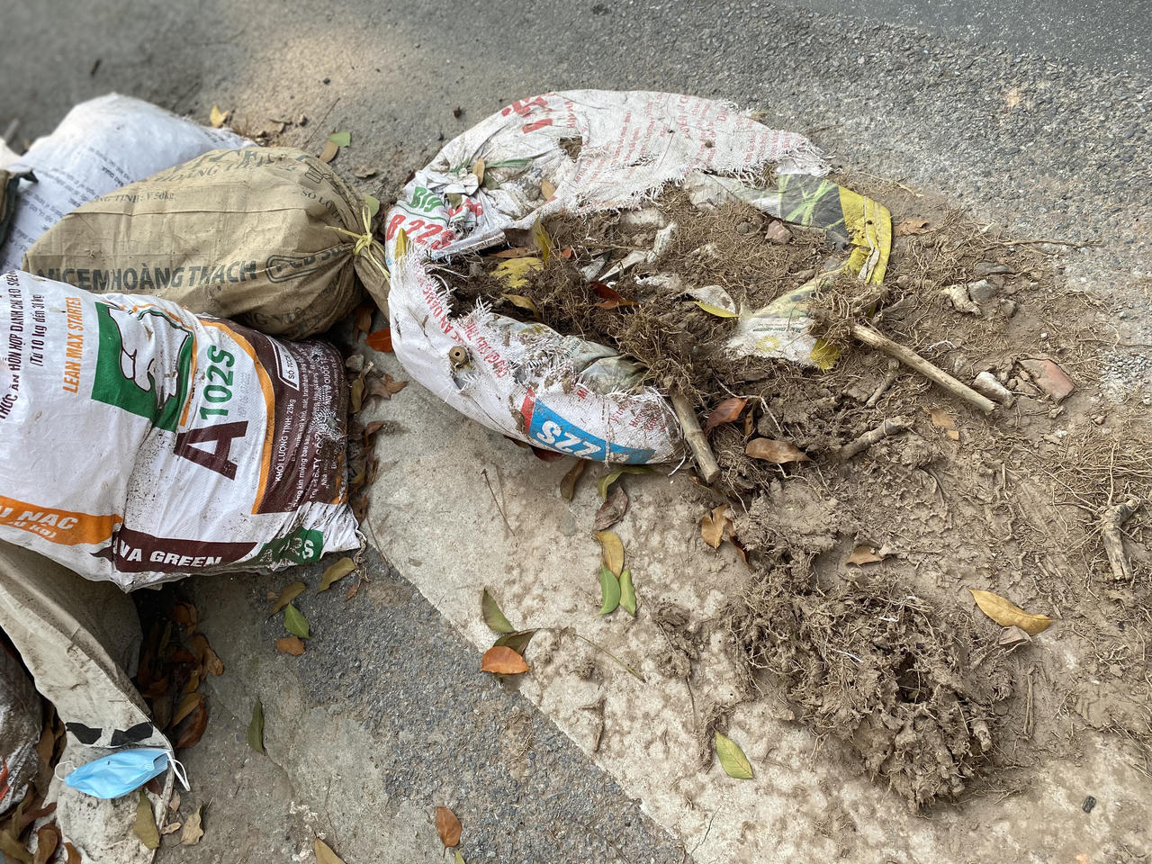 Ngổn ngang rác thải một số cổng viện, vườn hoa Hà Nội