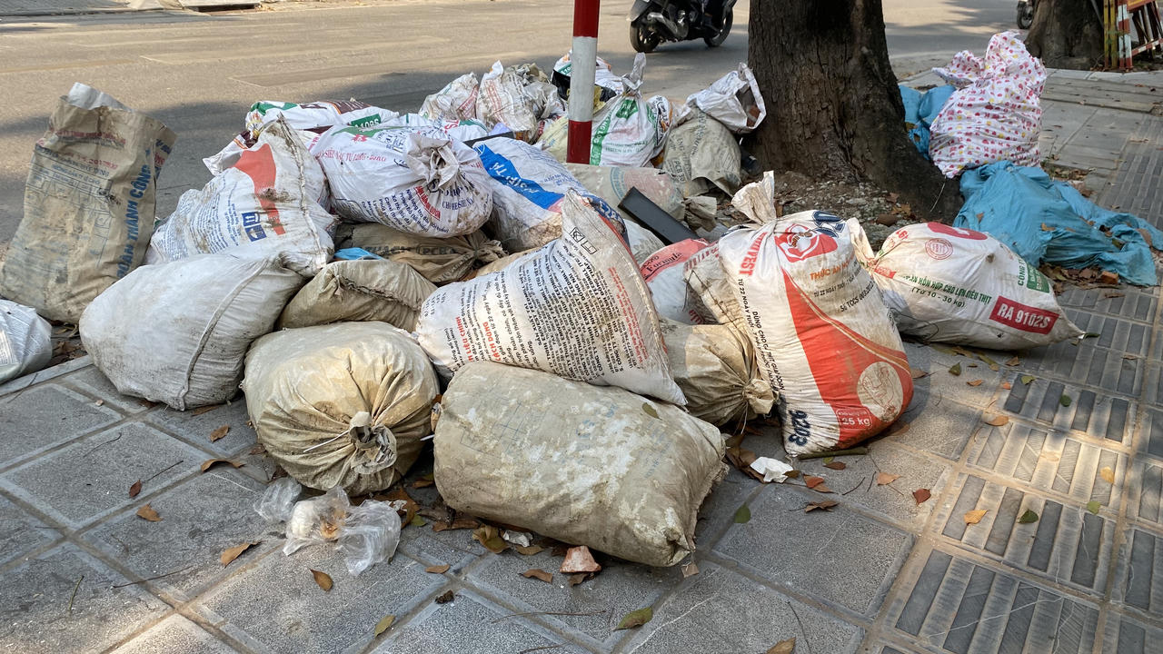 Ngổn ngang rác thải một số cổng viện, vườn hoa Hà Nội