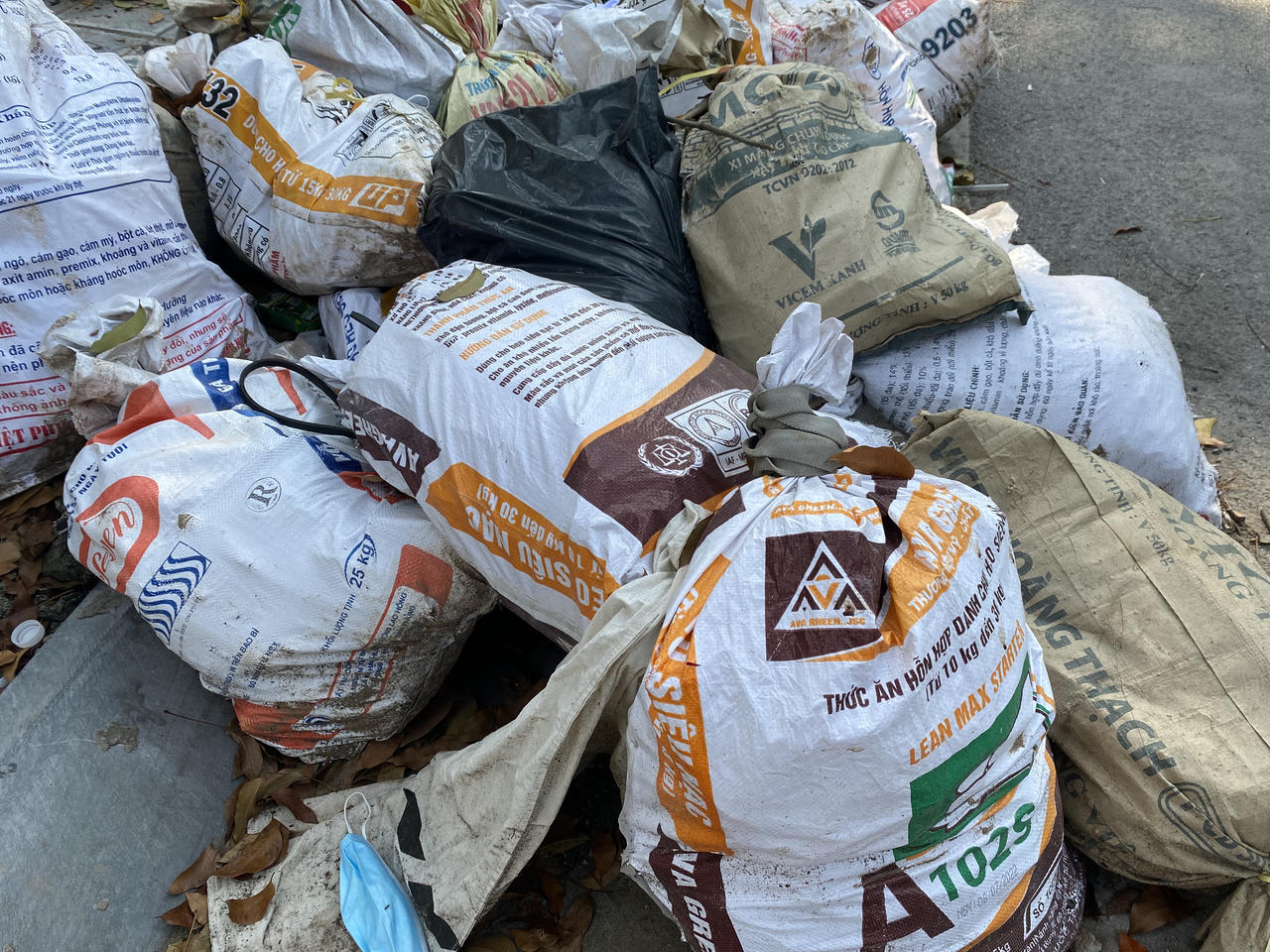 Ngổn ngang rác thải một số cổng viện, vườn hoa Hà Nội