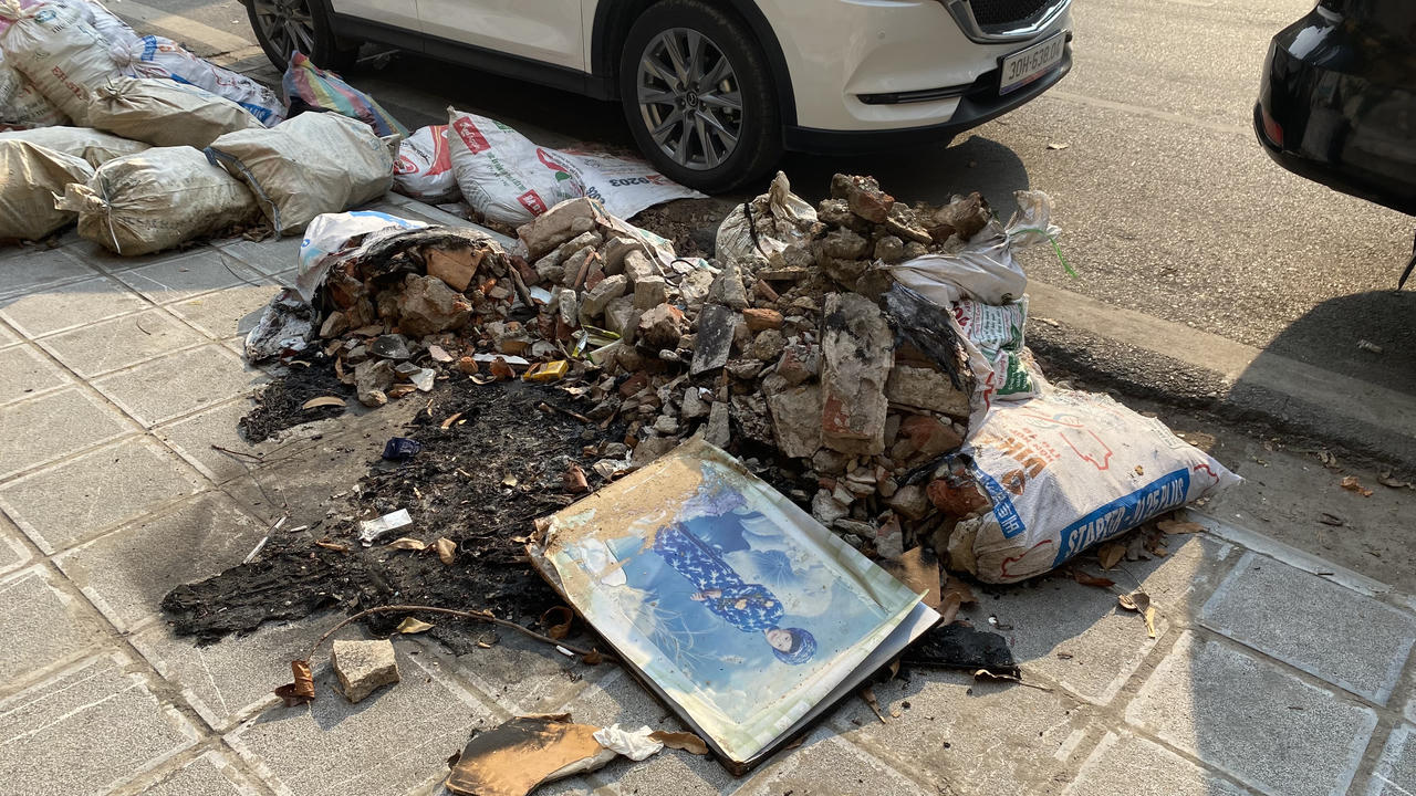 Ngổn ngang rác thải một số cổng viện, vườn hoa Hà Nội