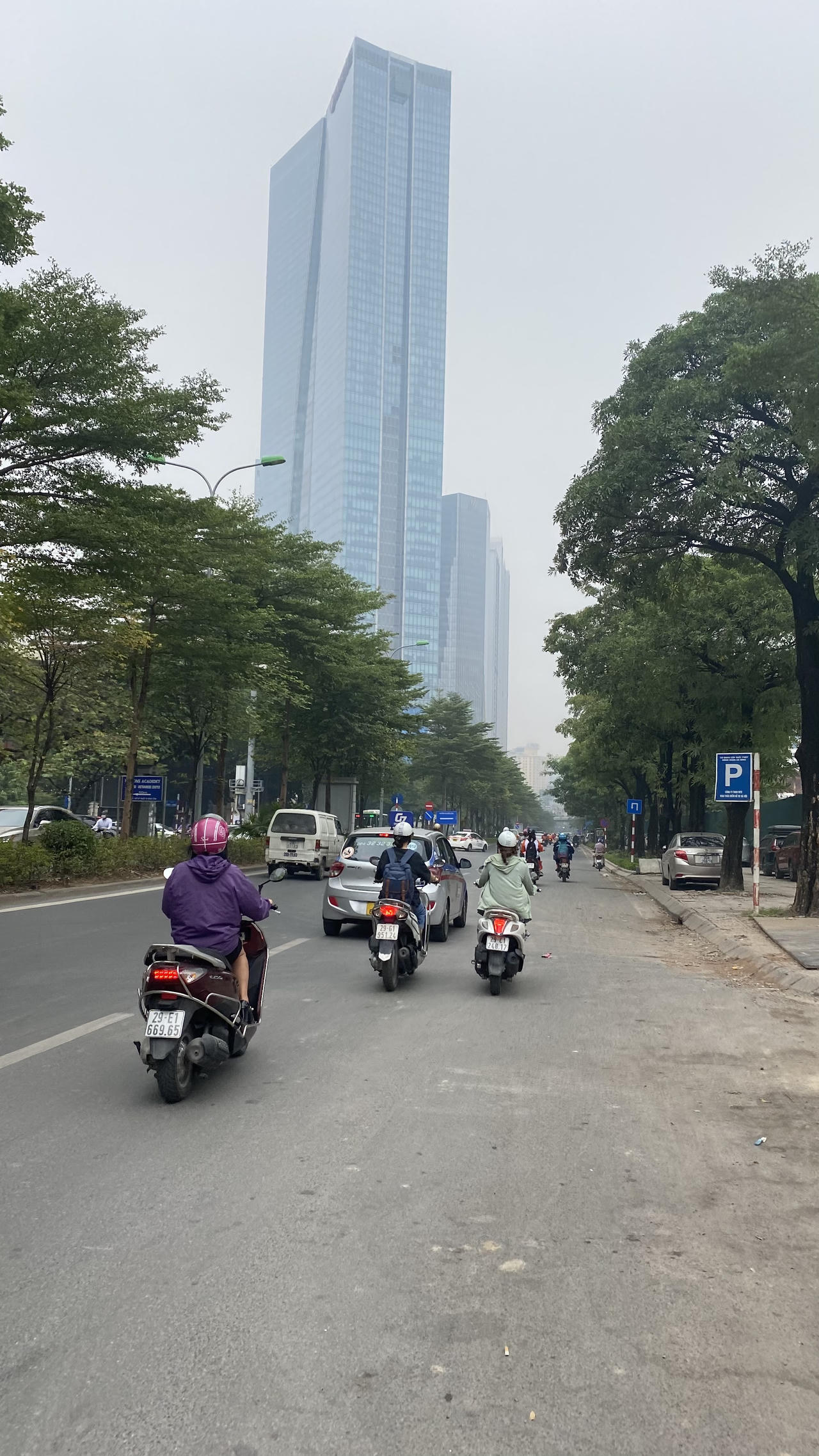 Nhà cao tầng Hà Nội mờ ảo trong sương dù giữa trưa