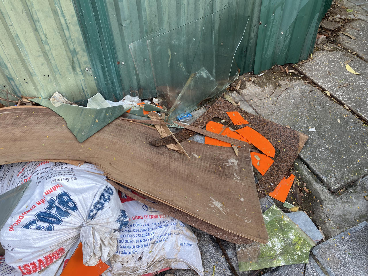 Ngổn ngang rác thải một số cổng viện, vườn hoa Hà Nội