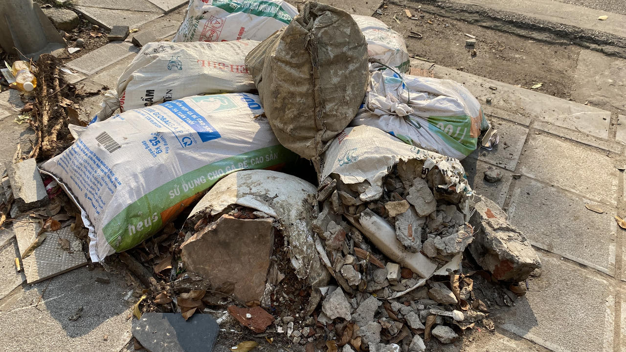 Ngổn ngang rác thải một số cổng viện, vườn hoa Hà Nội