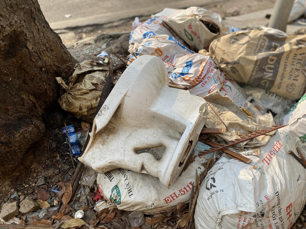 Ngổn ngang rác thải một số cổng viện, vườn hoa Hà Nội