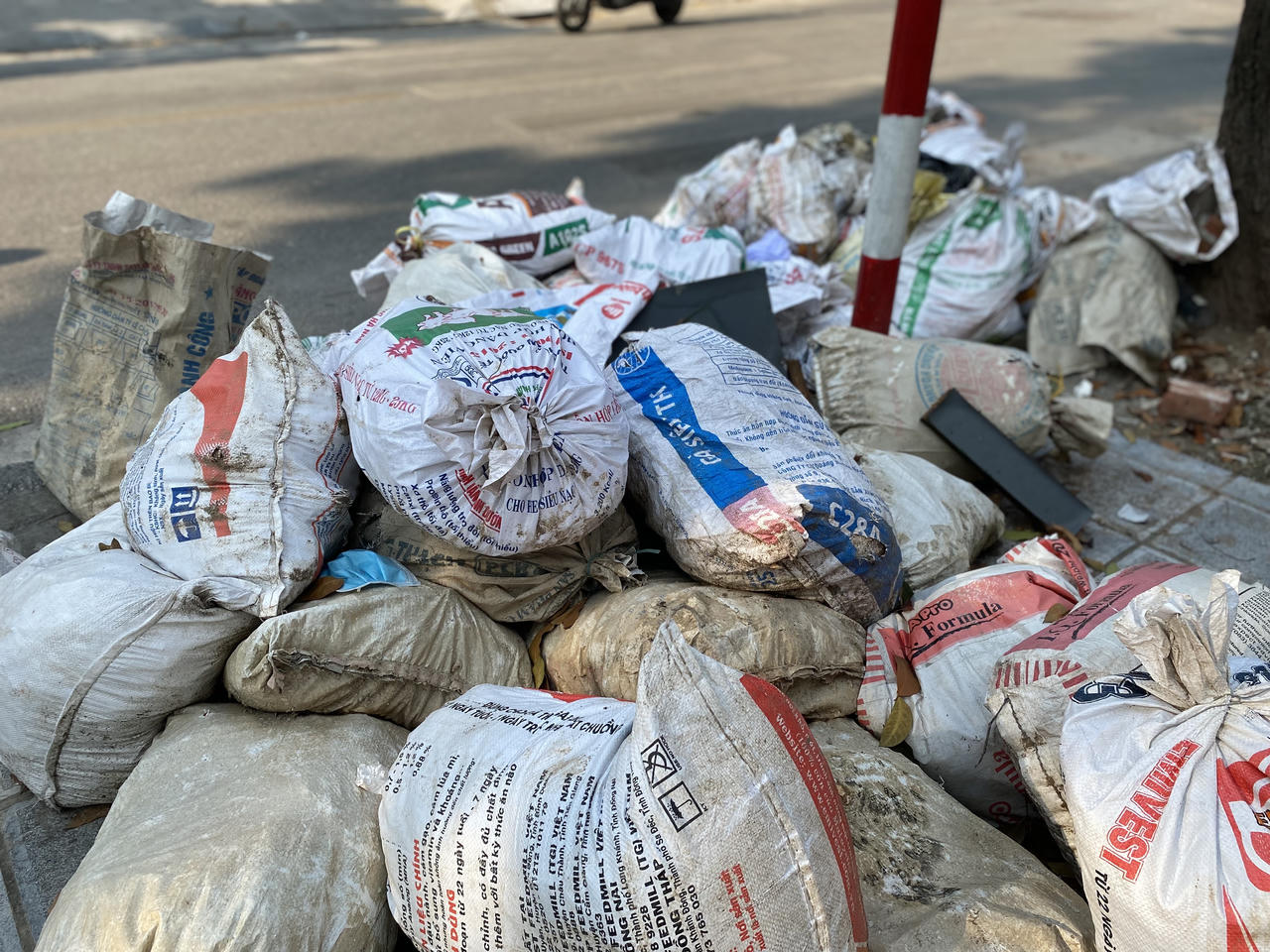 Ngổn ngang rác thải một số cổng viện, vườn hoa Hà Nội