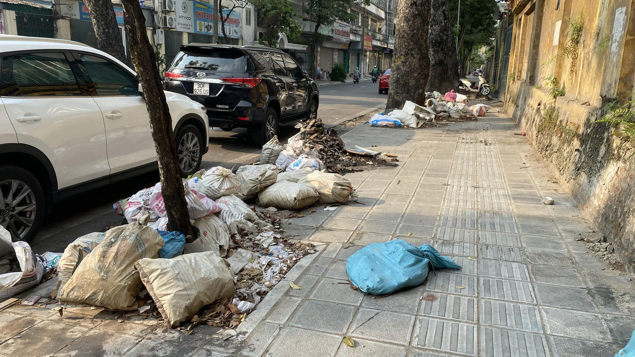 Ngổn ngang rác thải một số cổng viện, vườn hoa Hà Nội