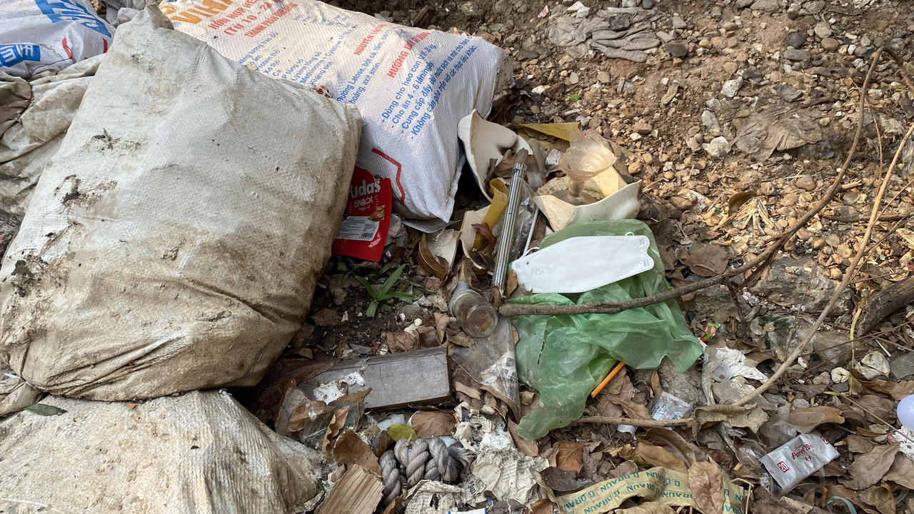 Ngổn ngang rác thải một số cổng viện, vườn hoa Hà Nội