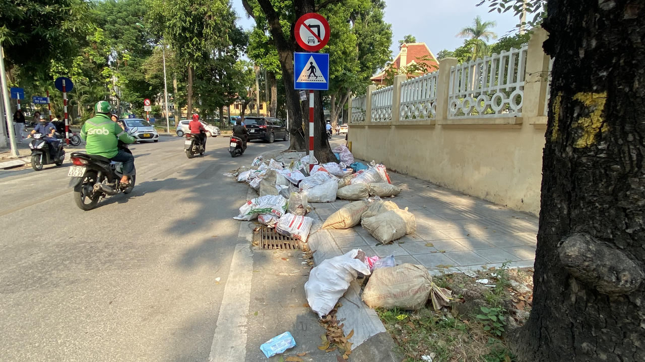 Ngổn ngang rác thải một số cổng viện, vườn hoa Hà Nội