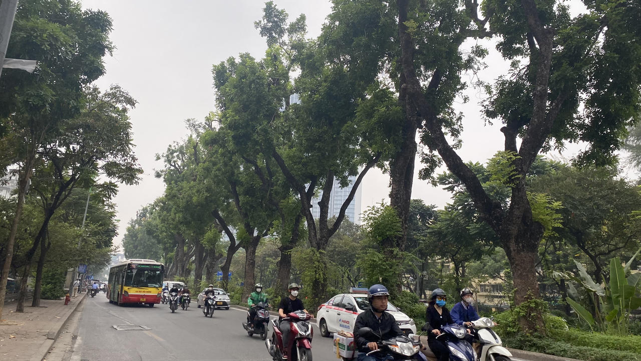 Nhà cao tầng Hà Nội mờ ảo trong sương dù giữa trưa