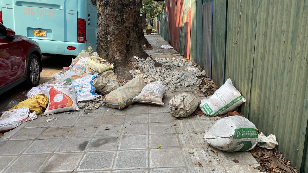 Ngổn ngang rác thải một số cổng viện, vườn hoa Hà Nội