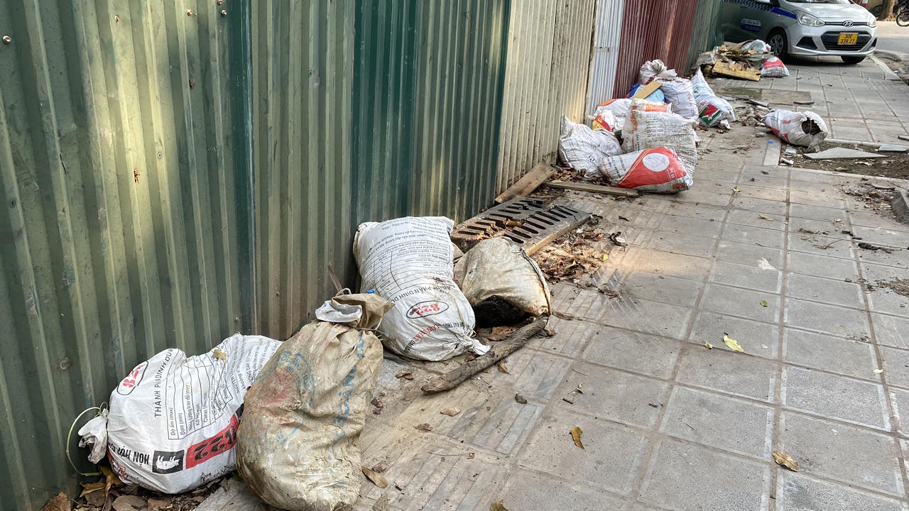 Ngổn ngang rác thải một số cổng viện, vườn hoa Hà Nội