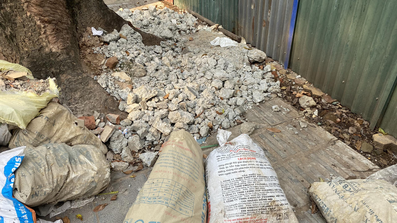 Ngổn ngang rác thải một số cổng viện, vườn hoa Hà Nội