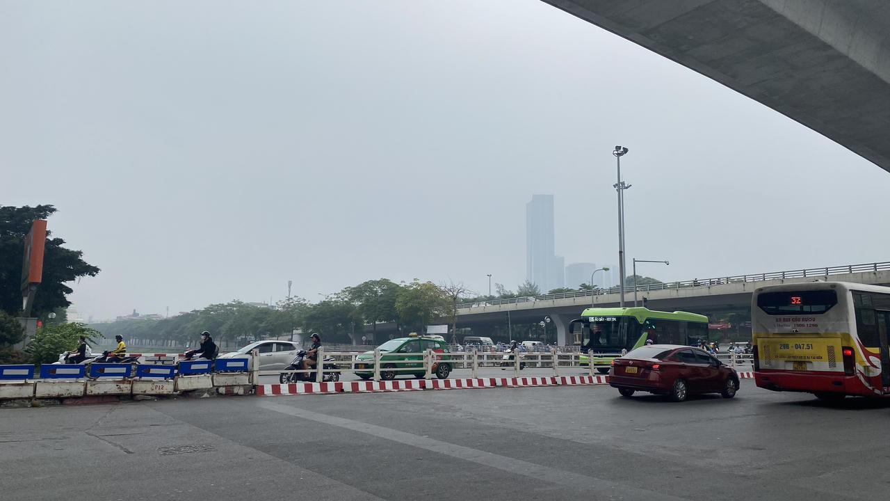 Nhà cao tầng Hà Nội mờ ảo trong sương dù giữa trưa