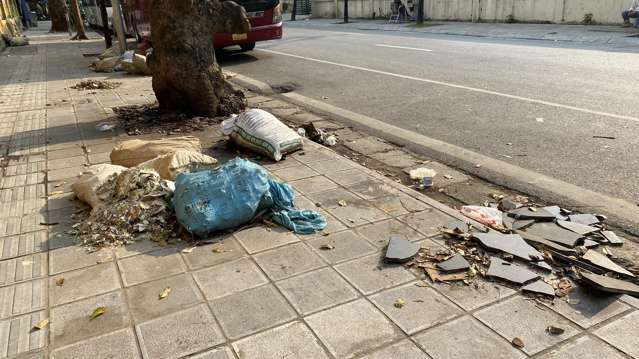 Ngổn ngang rác thải một số cổng viện, vườn hoa Hà Nội