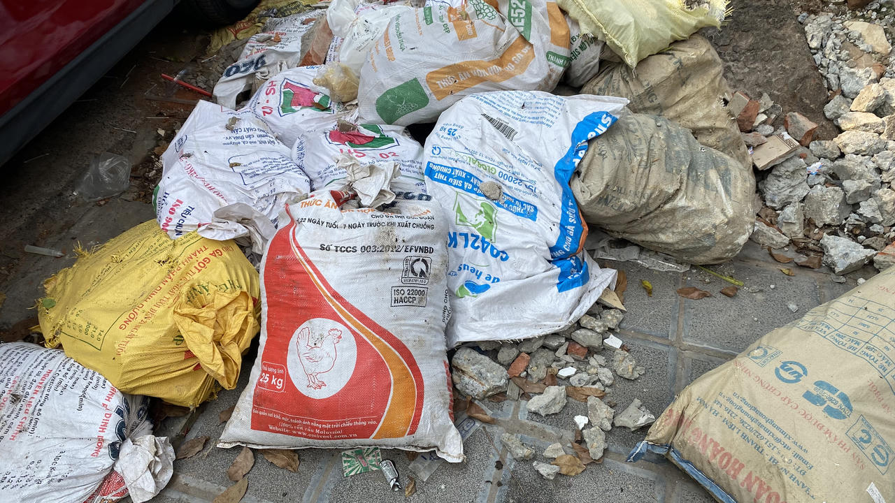 Ngổn ngang rác thải một số cổng viện, vườn hoa Hà Nội