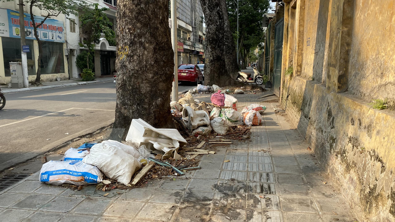 Ngổn ngang rác thải một số cổng viện, vườn hoa Hà Nội