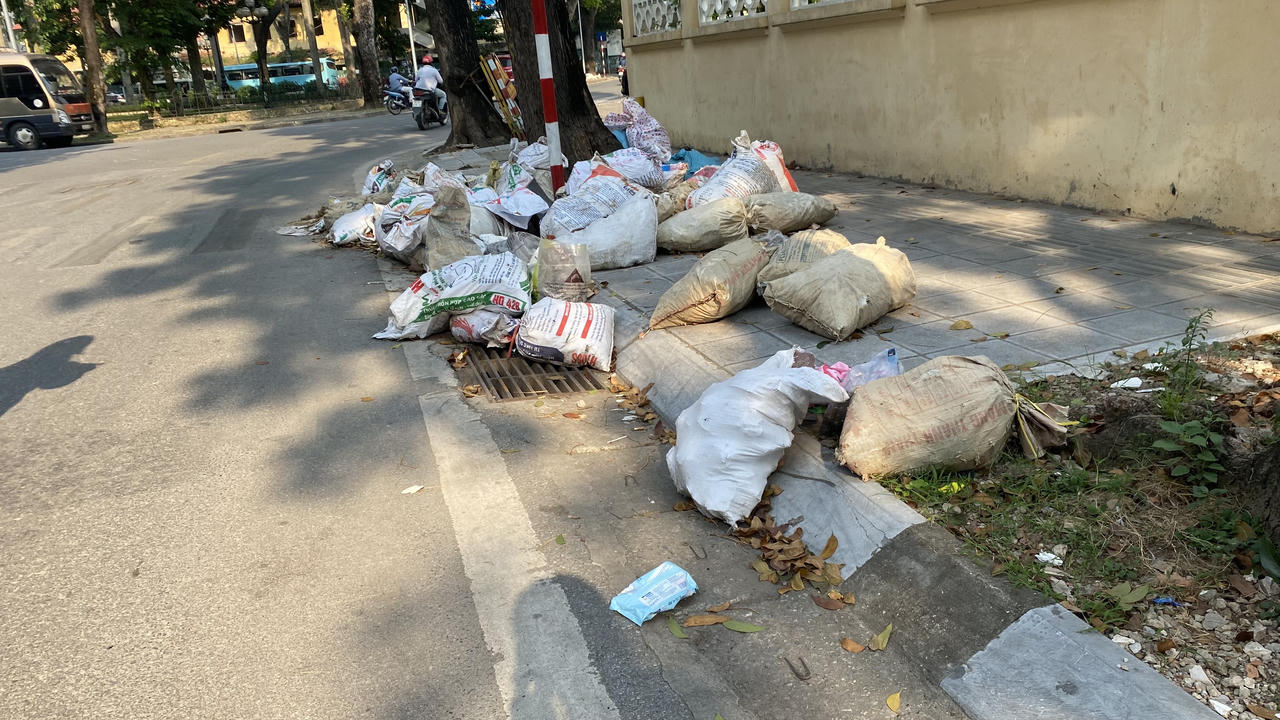 Ngổn ngang rác thải một số cổng viện, vườn hoa Hà Nội