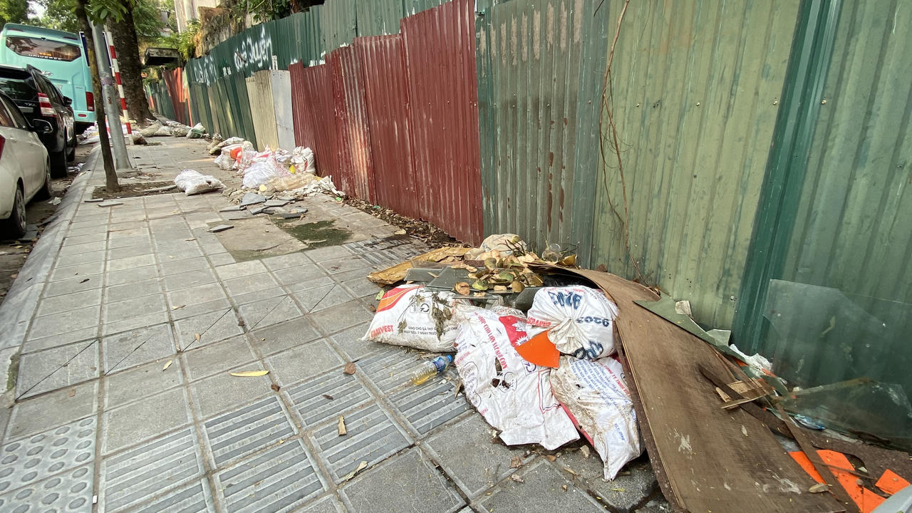 Ngổn ngang rác thải một số cổng viện, vườn hoa Hà Nội