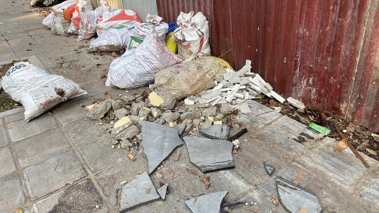 Ngổn ngang rác thải một số cổng viện, vườn hoa Hà Nội