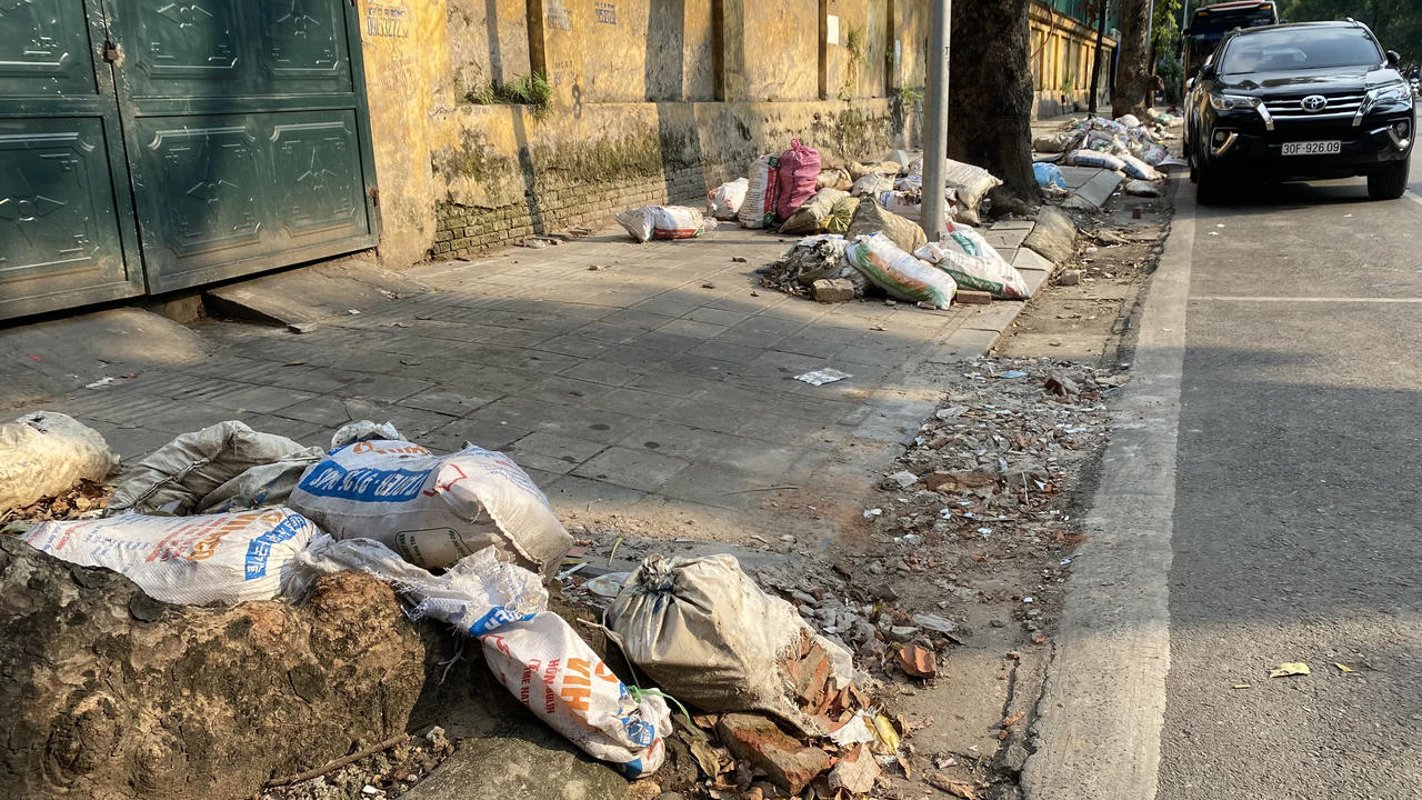 Ngổn ngang rác thải một số cổng viện, vườn hoa Hà Nội