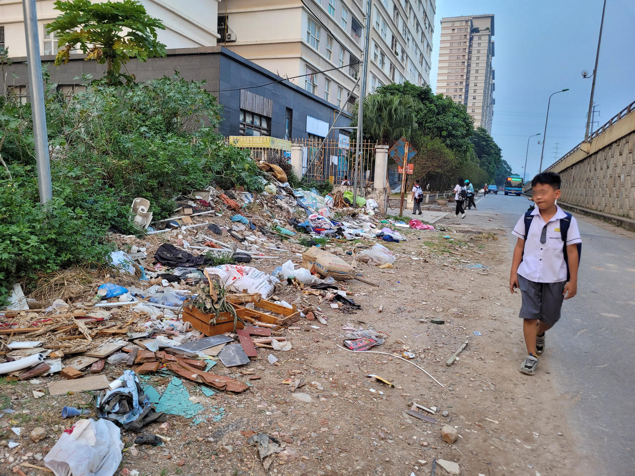 Rác, phế thải xây dựng 'bủa vây' khu dân cư, trường học gần cầu vượt Yên Nghĩa, Hà Nội