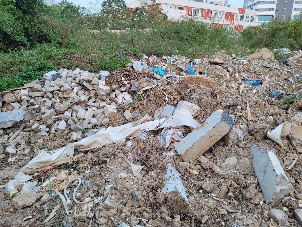 Rác, phế thải xây dựng 'bủa vây' khu dân cư, trường học gần cầu vượt Yên Nghĩa, Hà Nội