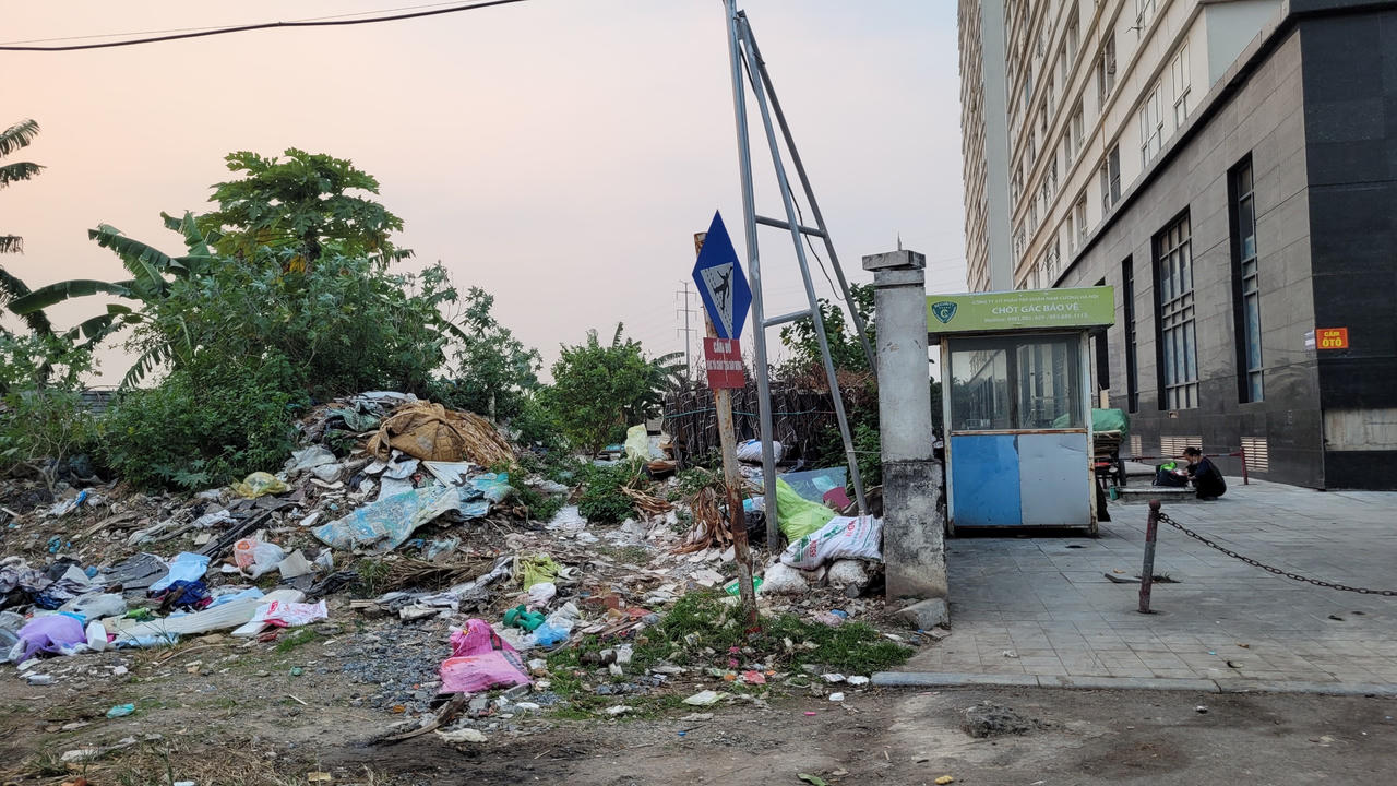 Rác, phế thải xây dựng 'bủa vây' khu dân cư, trường học gần cầu vượt Yên Nghĩa, Hà Nội