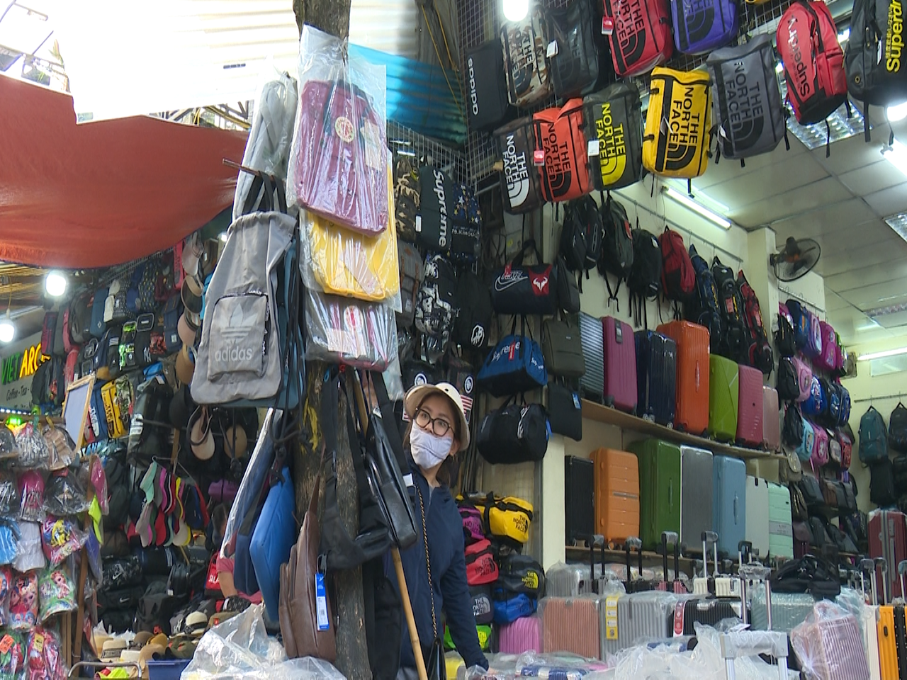 Loạt cây xanh bị 'đeo gông siết cổ' ở nội thành Hà Nội