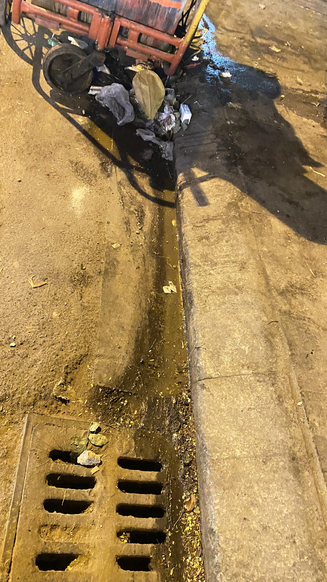 Những điểm 'tập kết' rác ngổn ngang giữa lòng đô thị Hà Nội