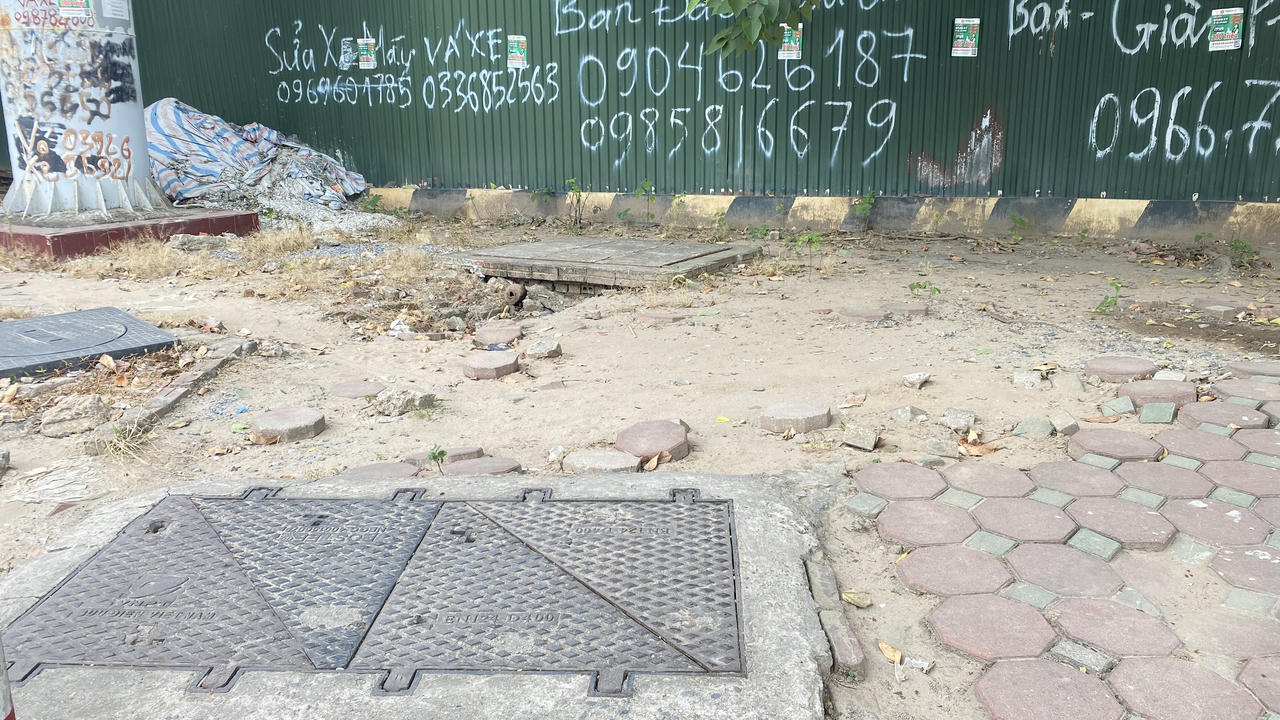 Nhiều đoạn vỉa hè bong tróc 'bẫy' người đi bộ bên đường Hà Nội