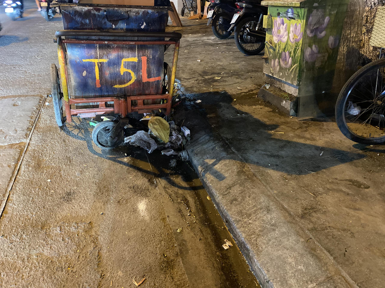 Những điểm 'tập kết' rác ngổn ngang giữa lòng đô thị Hà Nội