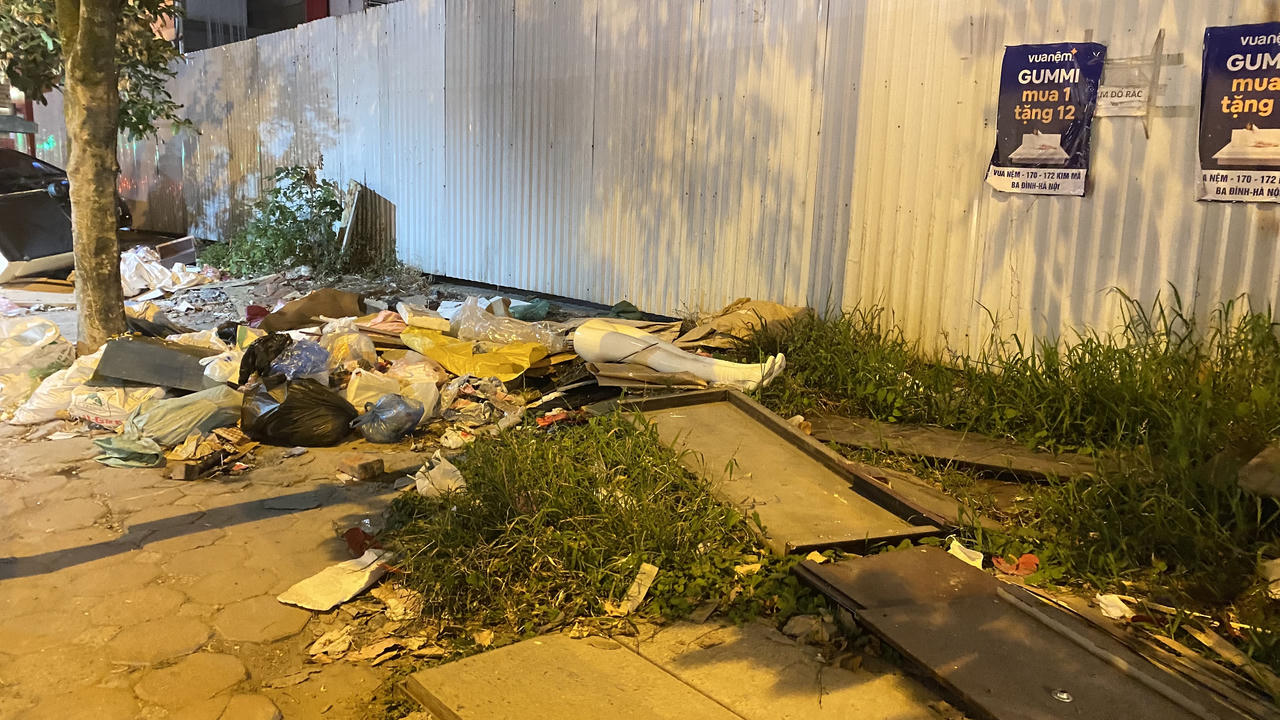Những điểm 'tập kết' rác ngổn ngang giữa lòng đô thị Hà Nội