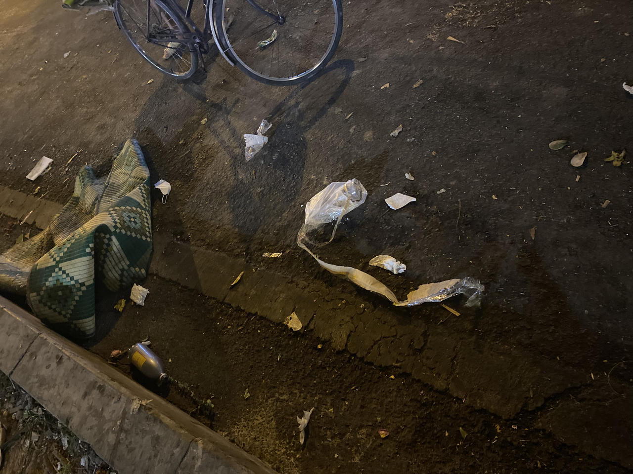 Những điểm 'tập kết' rác ngổn ngang giữa lòng đô thị Hà Nội