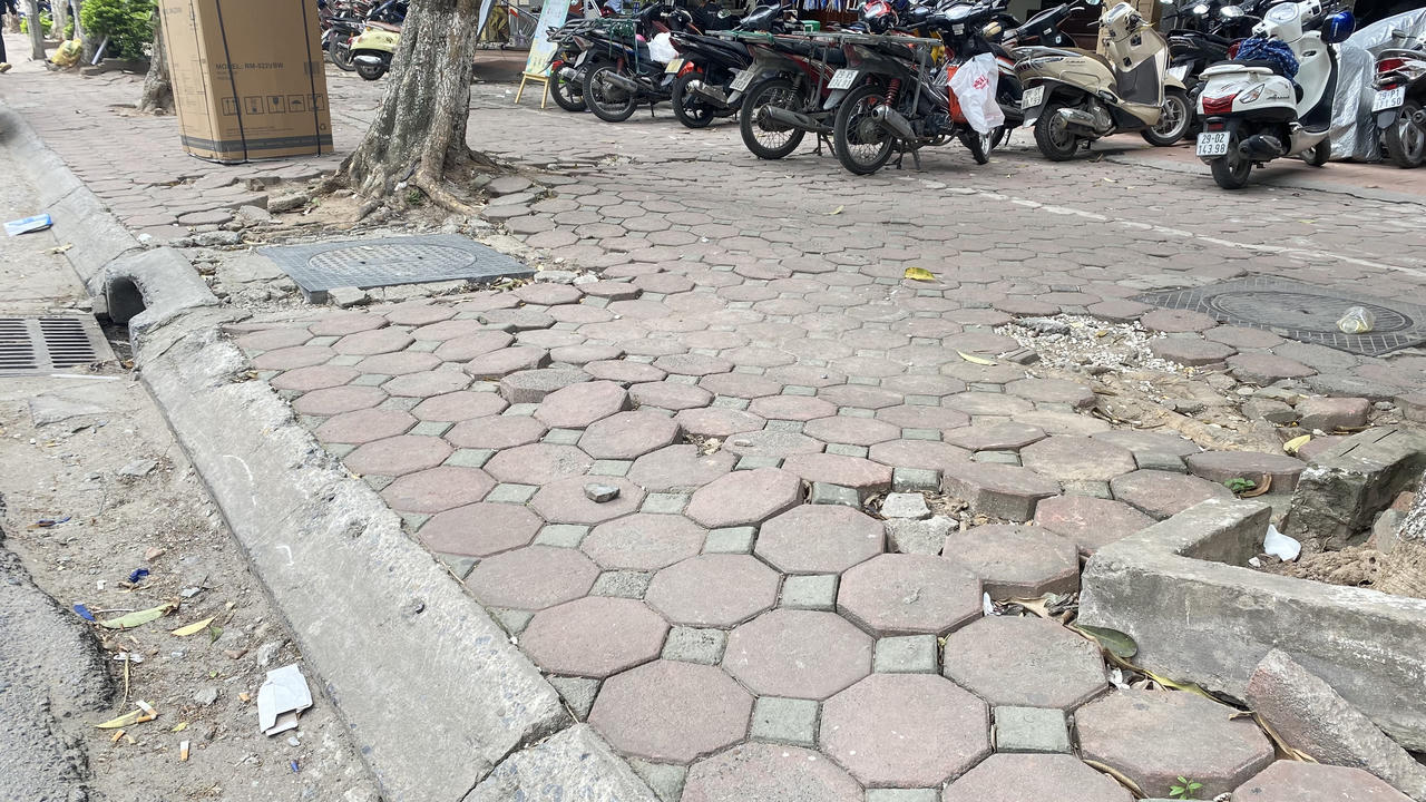Nhiều đoạn vỉa hè bong tróc 'bẫy' người đi bộ bên đường Hà Nội