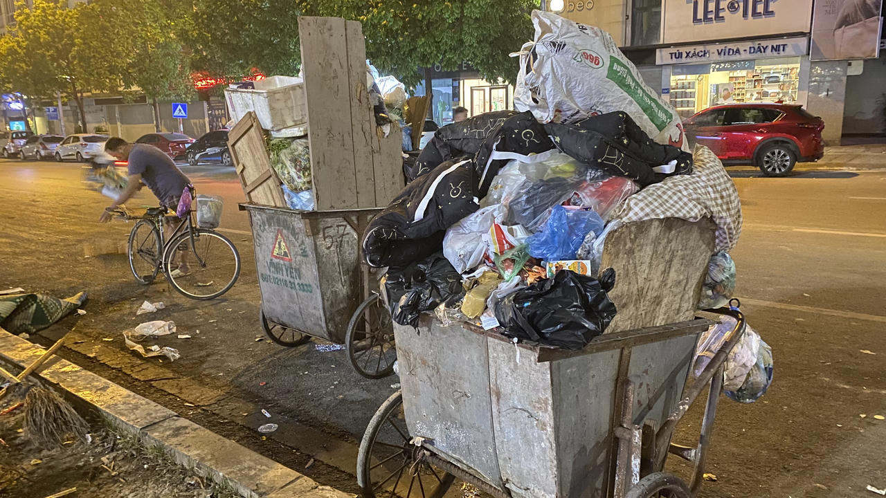 Những điểm 'tập kết' rác ngổn ngang giữa lòng đô thị Hà Nội