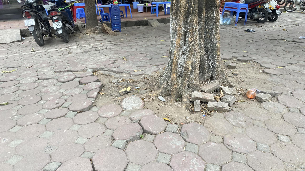 Nhiều đoạn vỉa hè bong tróc 'bẫy' người đi bộ bên đường Hà Nội