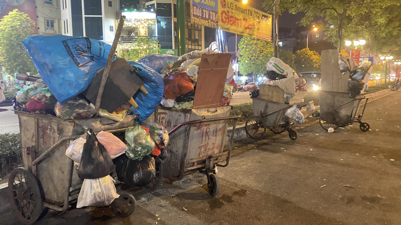 Những điểm 'tập kết' rác ngổn ngang giữa lòng đô thị Hà Nội