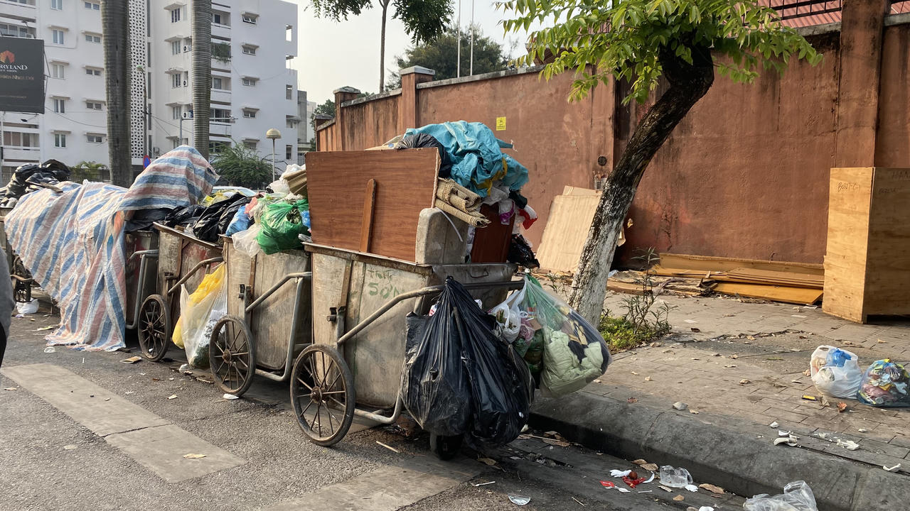 Những điểm 'tập kết' rác ngổn ngang giữa lòng đô thị Hà Nội