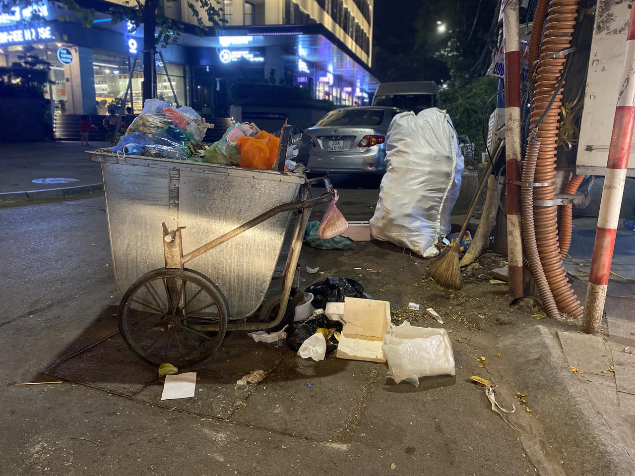 Những điểm 'tập kết' rác ngổn ngang giữa lòng đô thị Hà Nội