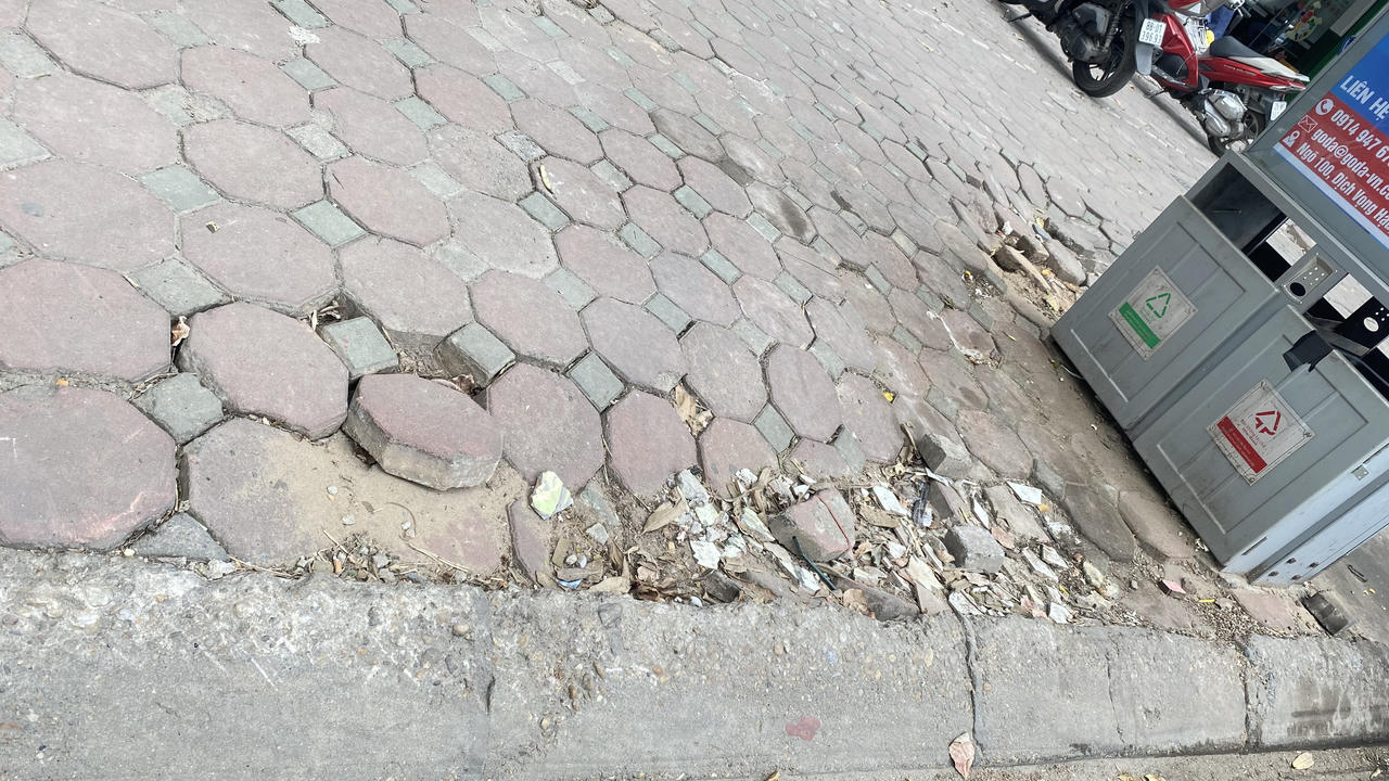 Nhiều đoạn vỉa hè bong tróc 'bẫy' người đi bộ bên đường Hà Nội