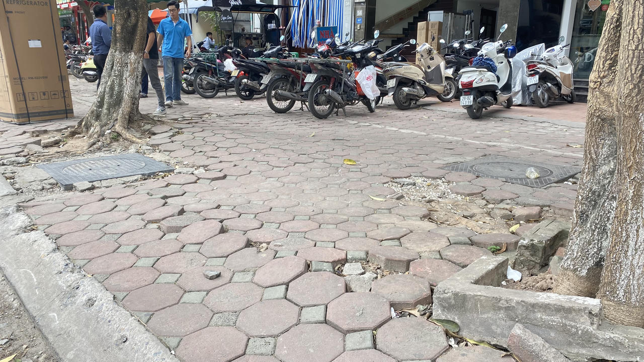 Nhiều đoạn vỉa hè bong tróc 'bẫy' người đi bộ bên đường Hà Nội