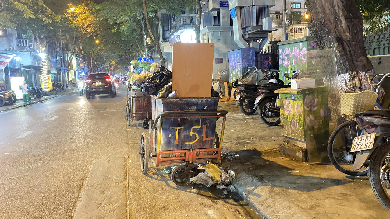 Những điểm 'tập kết' rác ngổn ngang giữa lòng đô thị Hà Nội
