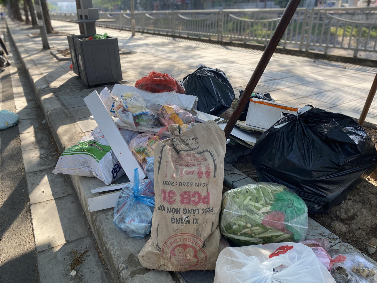 Những điểm 'tập kết' rác ngổn ngang giữa lòng đô thị Hà Nội