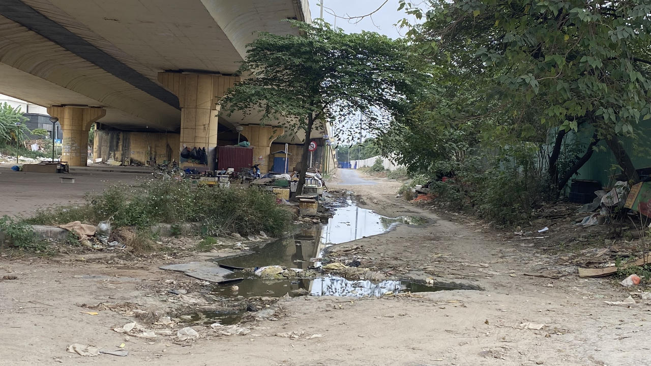 Rác, phế thải xây dựng 'bủa vây' khu dân cư, trường học gần cầu vượt Yên Nghĩa, Hà Nội