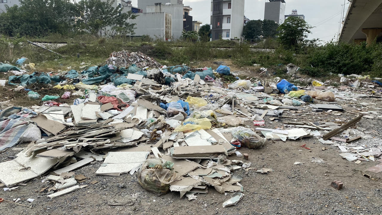 Rác, phế thải xây dựng 'bủa vây' khu dân cư, trường học gần cầu vượt Yên Nghĩa, Hà Nội