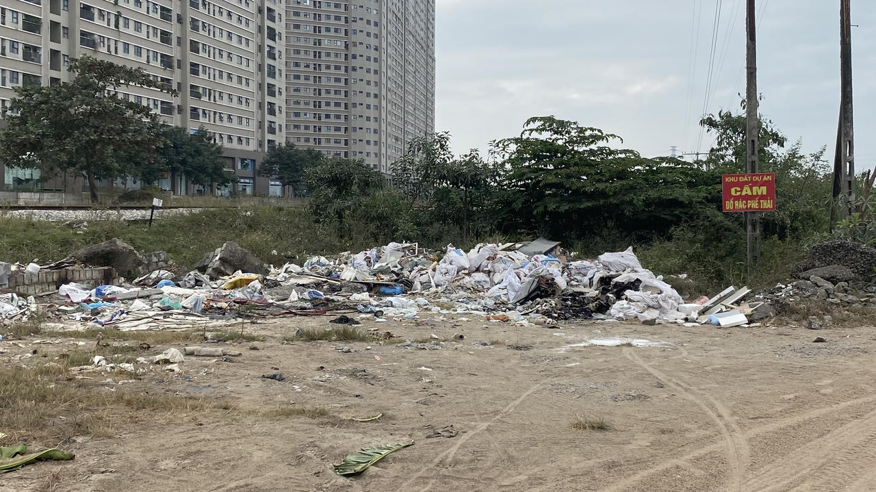 Rác, phế thải xây dựng 'bủa vây' khu dân cư, trường học gần cầu vượt Yên Nghĩa, Hà Nội